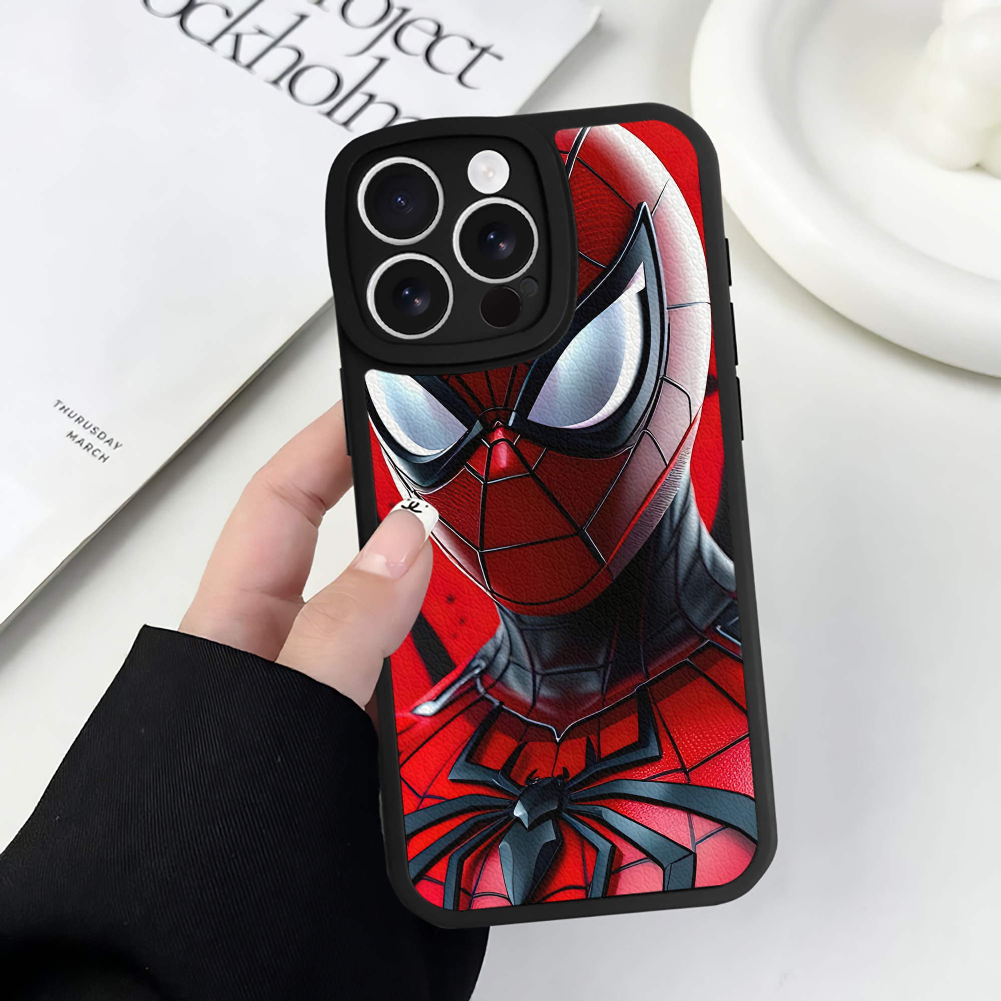 Spider Man スパイダーマン 【iPhone 16シリーズ対応】シリコンスマホケース（レザー調） 材質：シリコン